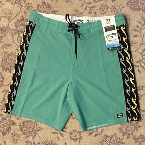 NWT Men’s Billabong Teal and Black Mid Length Lo Tide Board Shorts Size 31